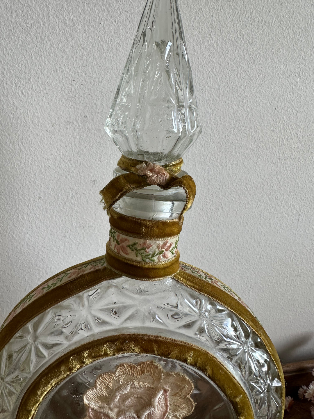 Bouteille en verre décorative cerclée de velours