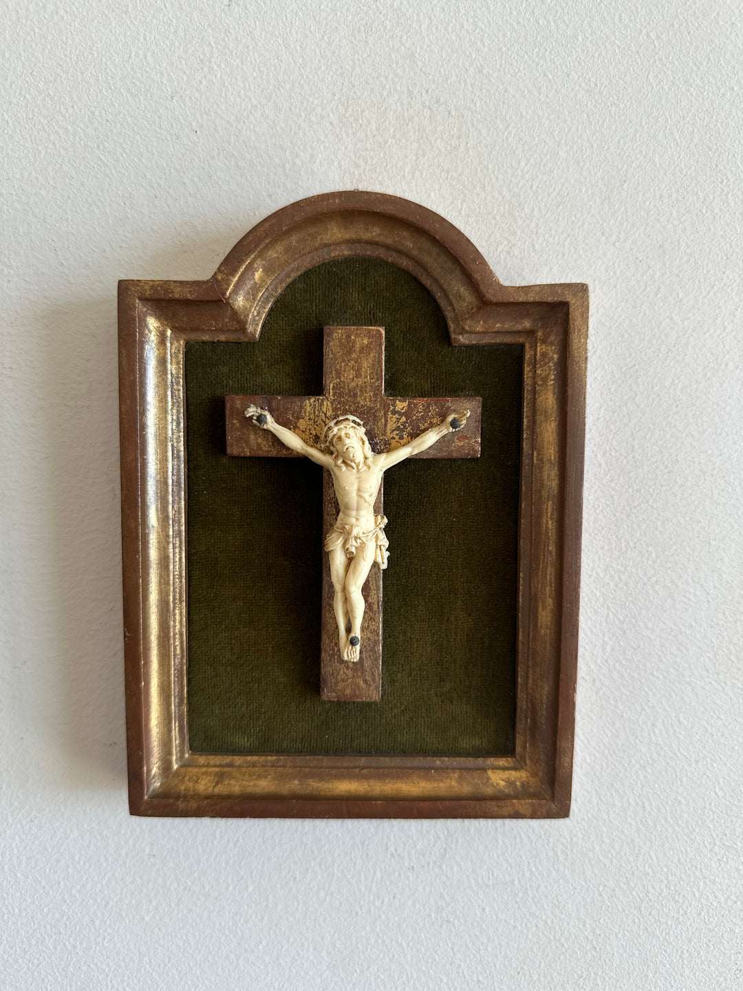 Crucifix en bois doré encadrement mordoré années 30