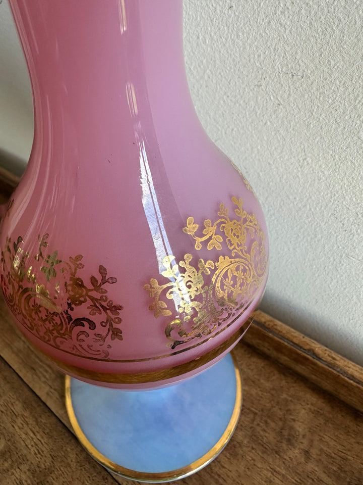 Vase en opaline rose serti d'un camé en résine