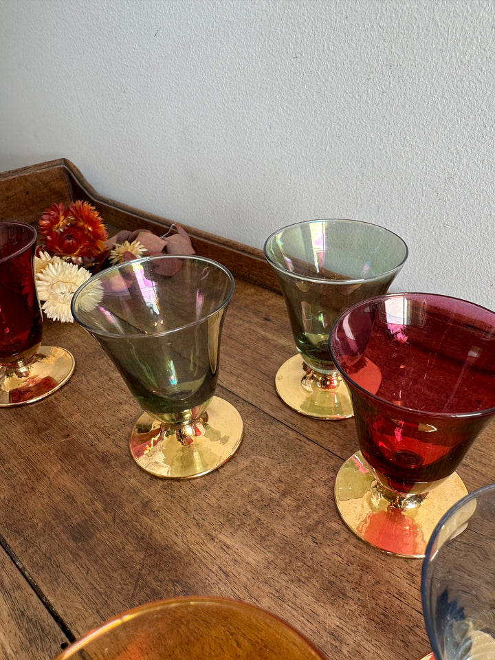 Verres à liqueur colorés sur pied dorés