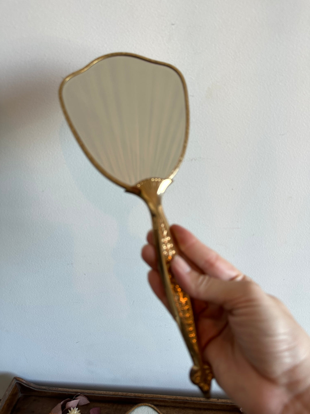 Ensemble de toilette en laiton repoussé et dentelle fleurie années 50