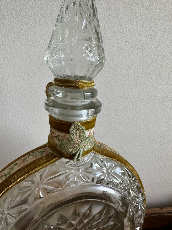 Bouteille en verre décorative cerclée de velours