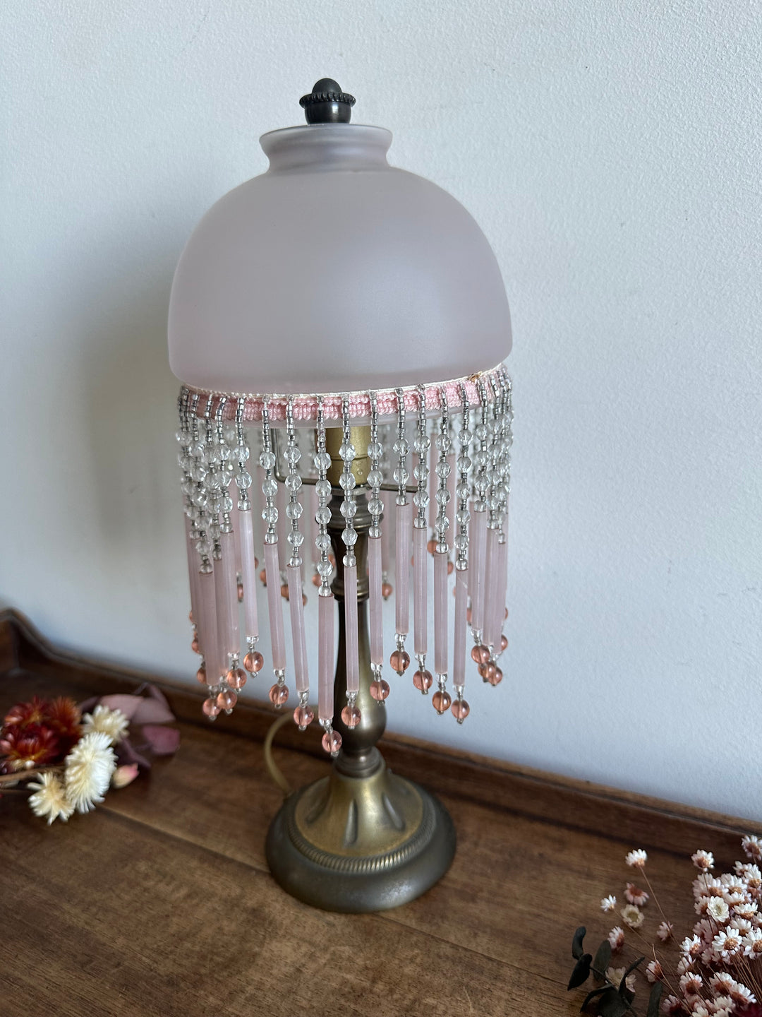 Lampe style charleston pampilles rose pâle pied en laiton