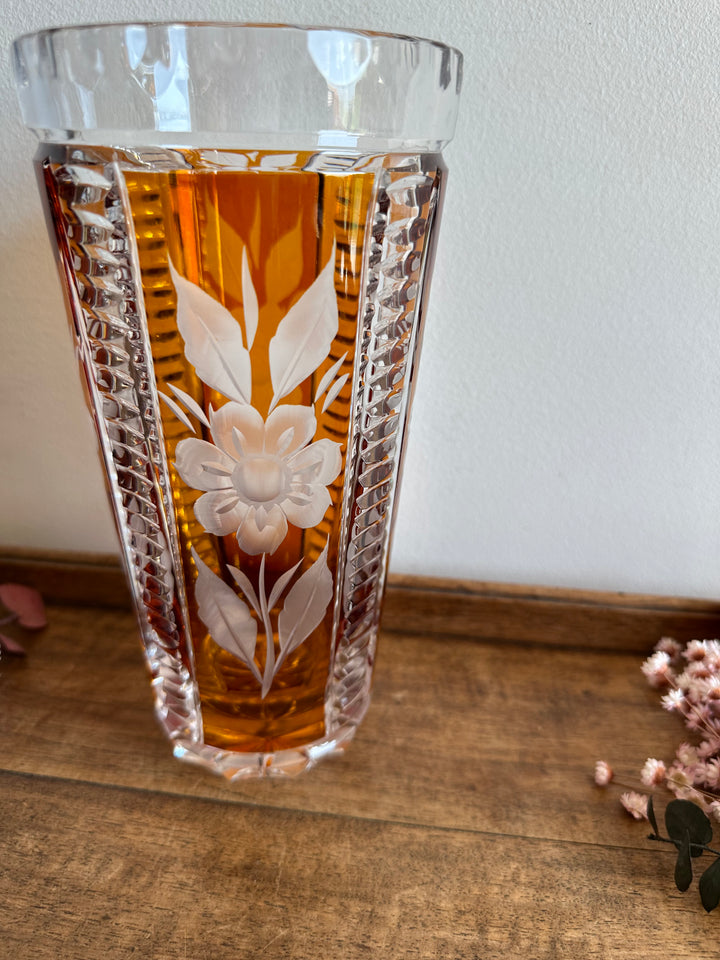 Vase en cristal de bohème travaillé orangé