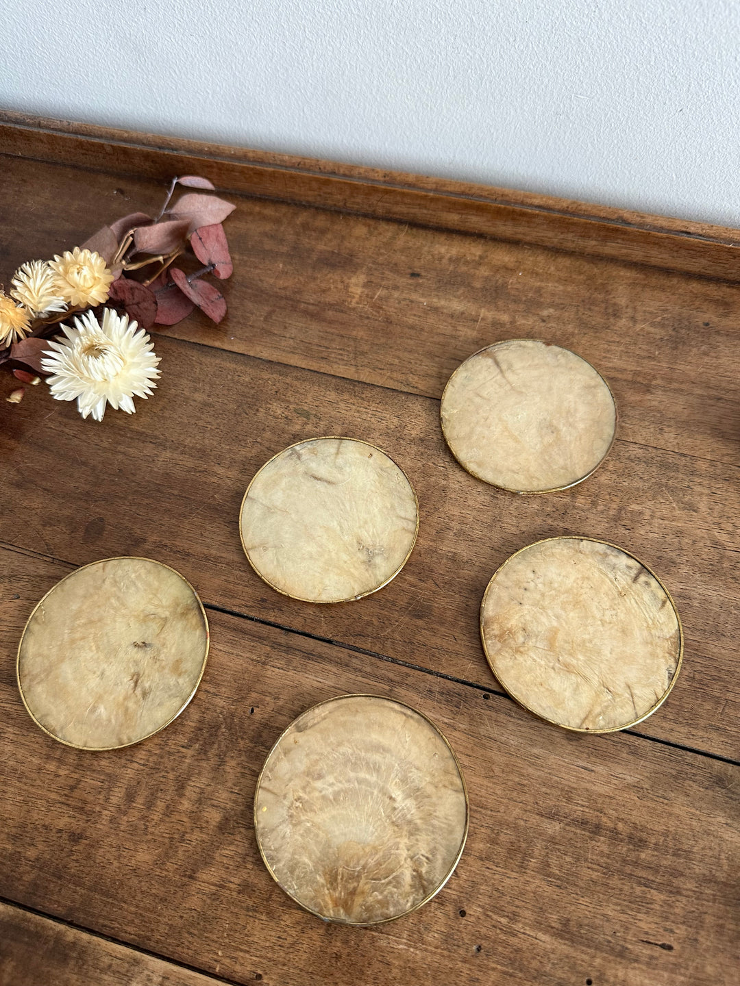 Sous-verres en nacre effet doré cerclés de laiton