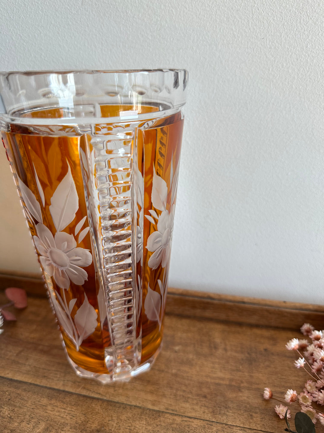 Vase en cristal de bohème travaillé orangé