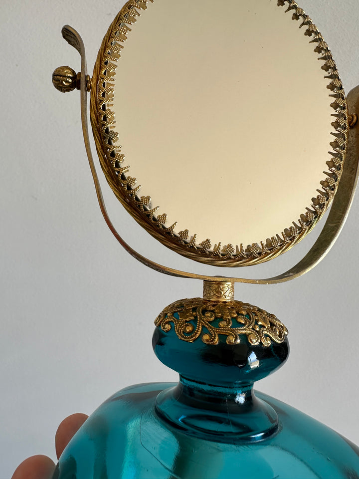 Miroir à poser en laiton dentelé sur socle en verre bleu