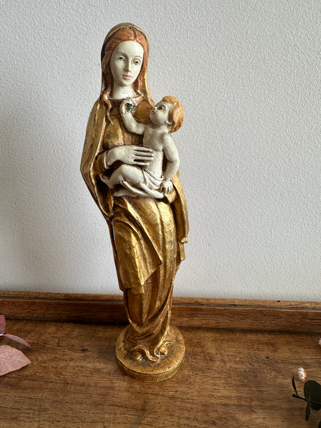 Statuette de la vierge et l'enfant en résine dorée peinte à la main