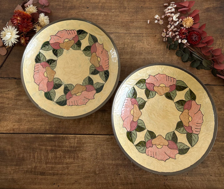 Assiettes vide-poches en laiton émaillé fleurs roses sur fond jaune