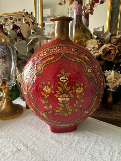 Vase en papier mâché et résine décorations florales fond rouge