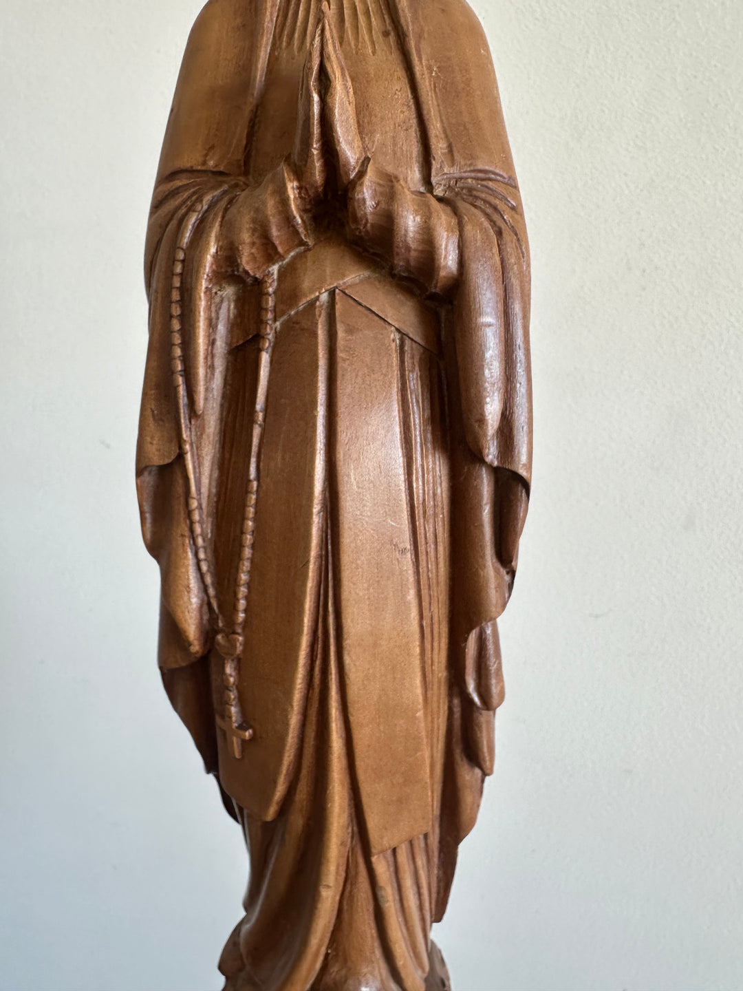 Statuette de la vierge en bois sculptée signée Lucien Pessey (1912-1992)