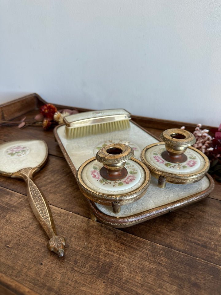 Ensemble de toilette en laiton repoussé et dentelle fleurie années 50