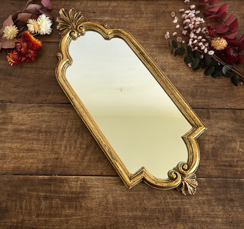 Miroir en bois doré fronton coquillage chantourné