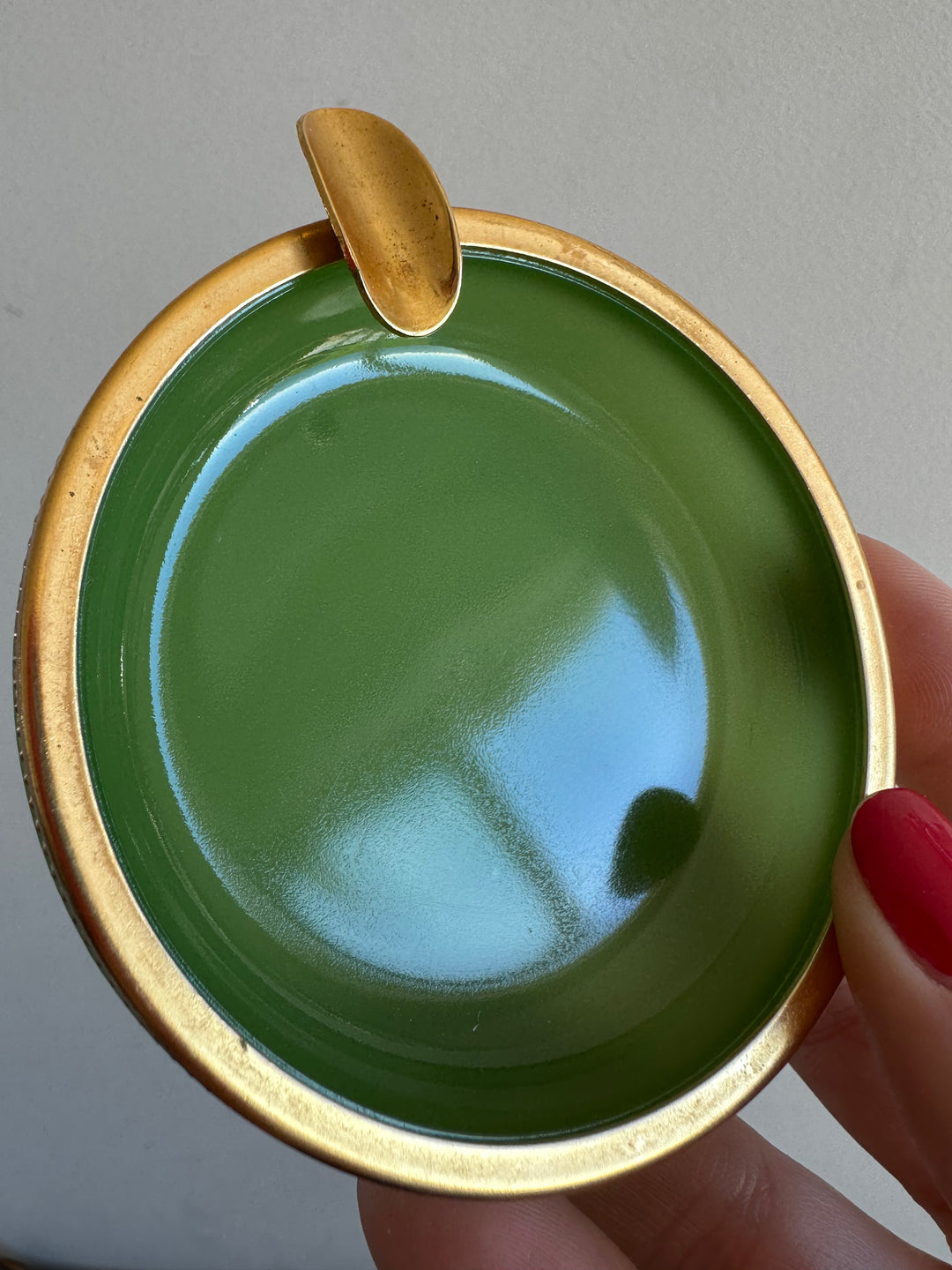 Cendrier en opaline verte cerclé de bronze