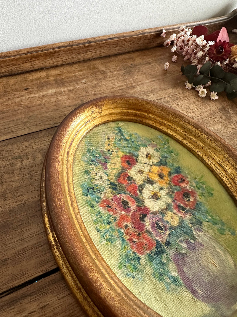 Peinture florale signée ovale en bois doré