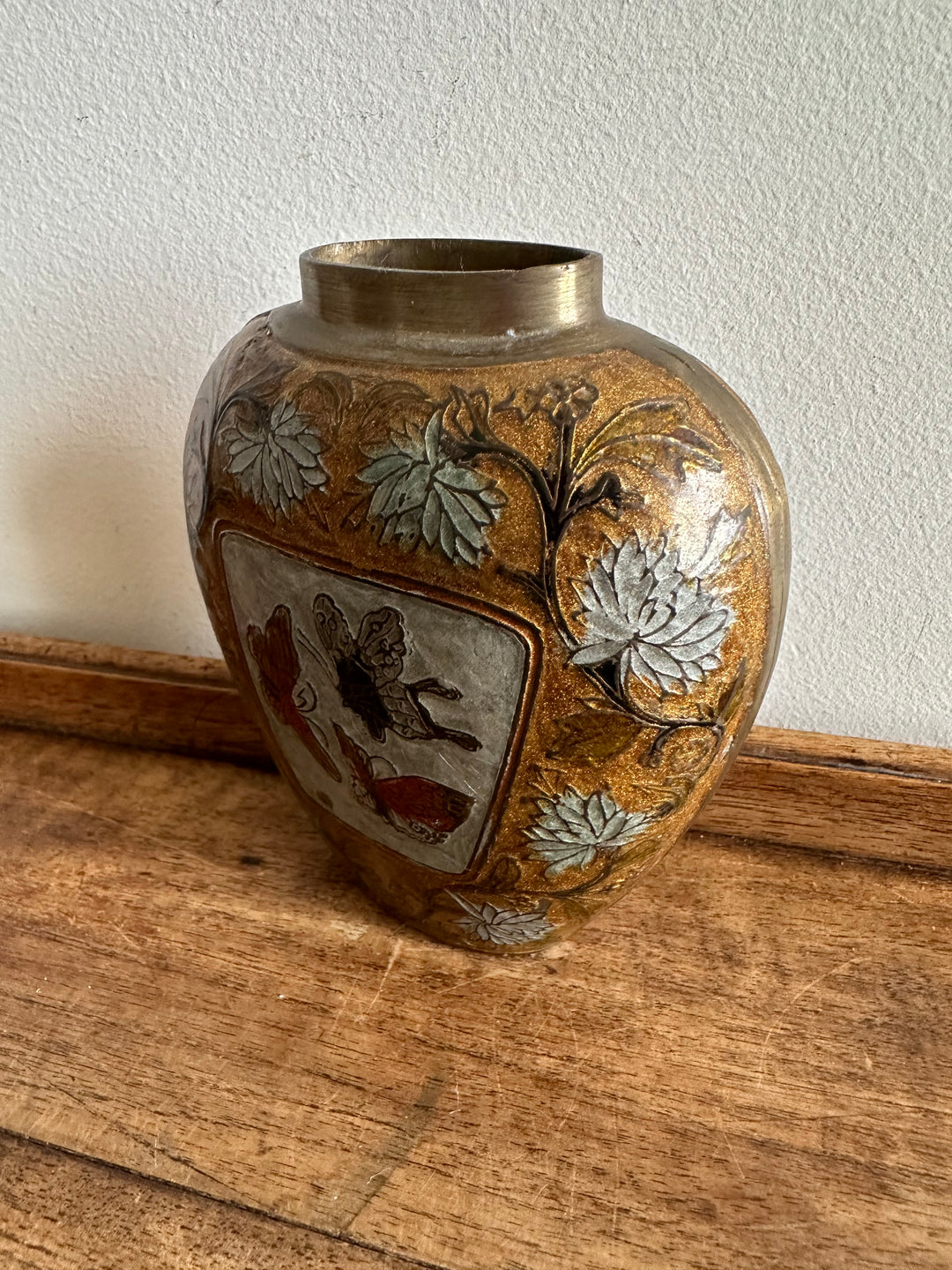 Vase en laiton émaillé motifs papillons