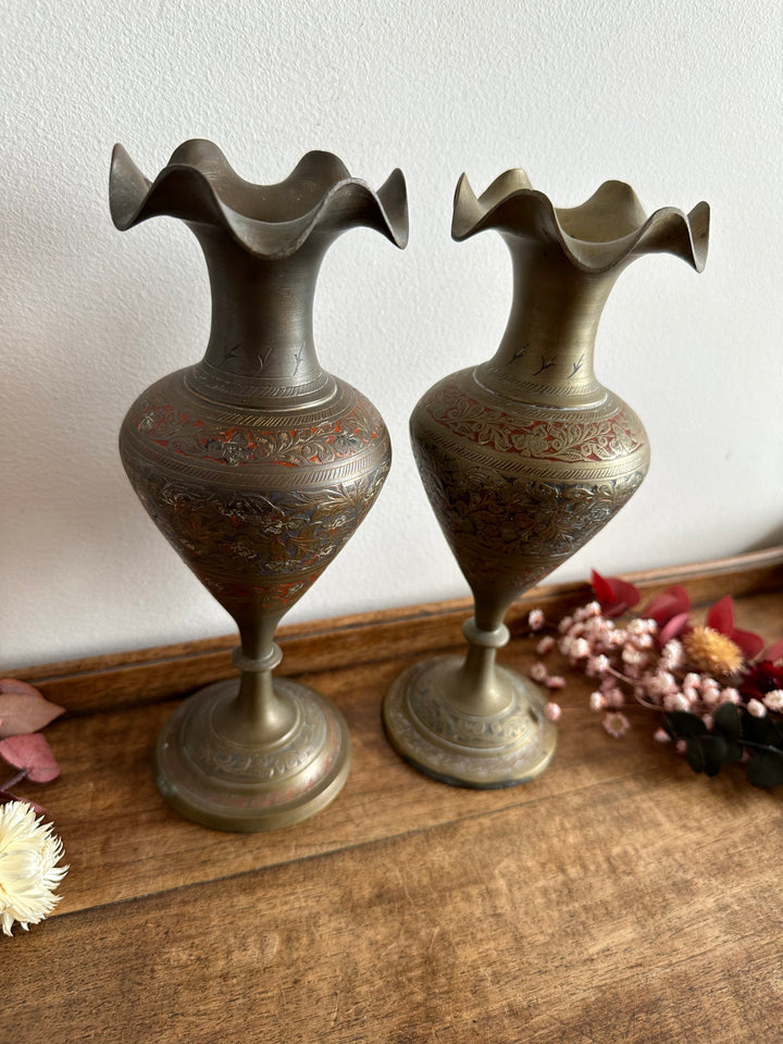 Vases en laiton sur pied gravés