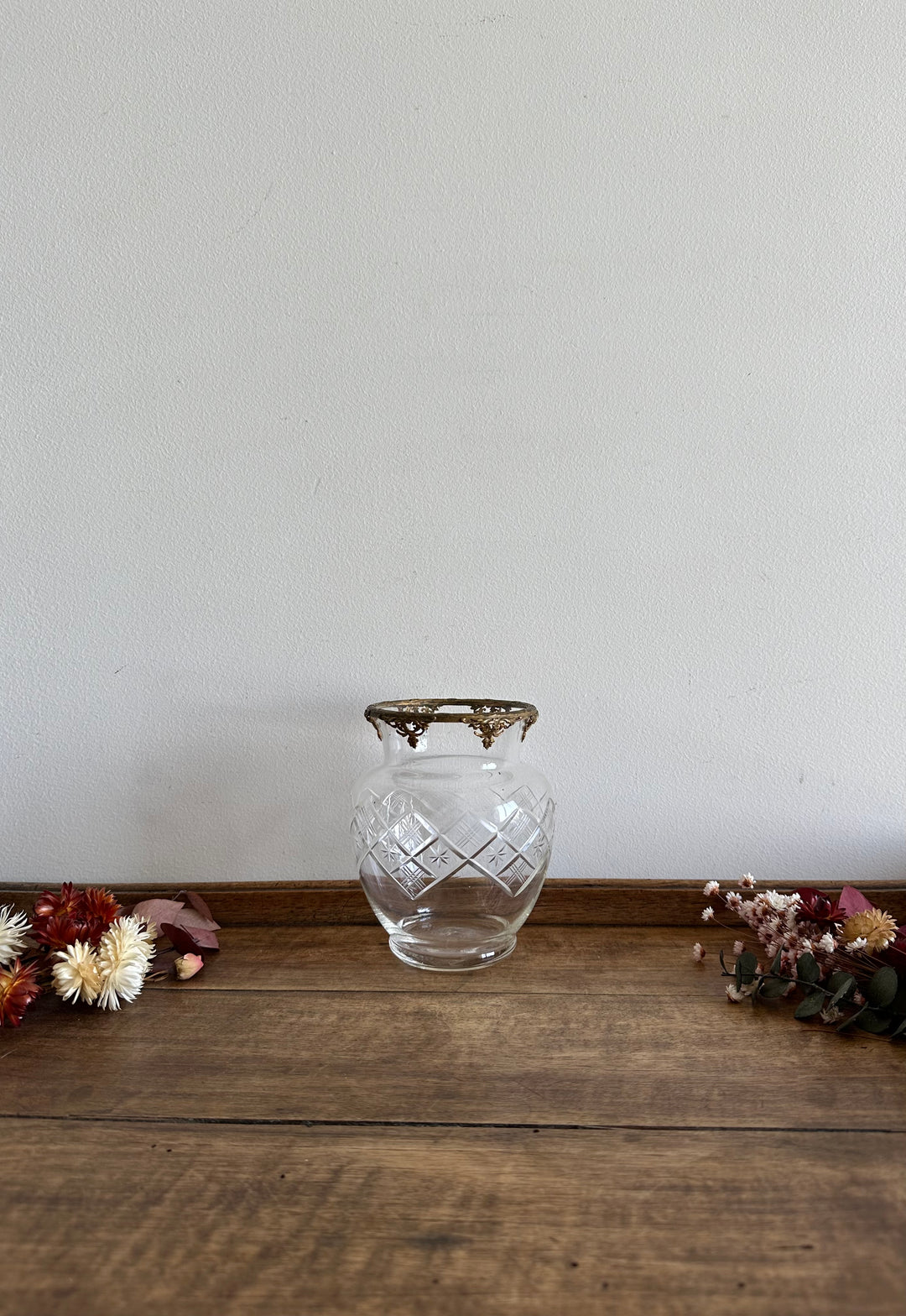 Vase en cristal cerclé de métal doré