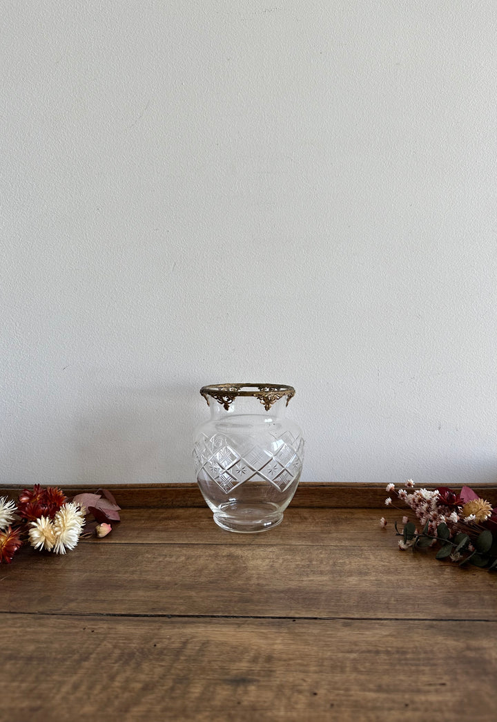 Vase en cristal cerclé de métal doré