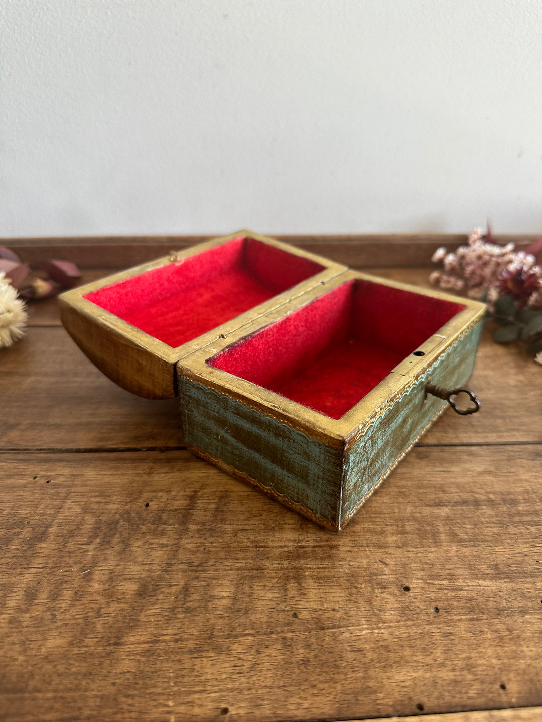 Coffret en bois style florentin intérieur velours rouge