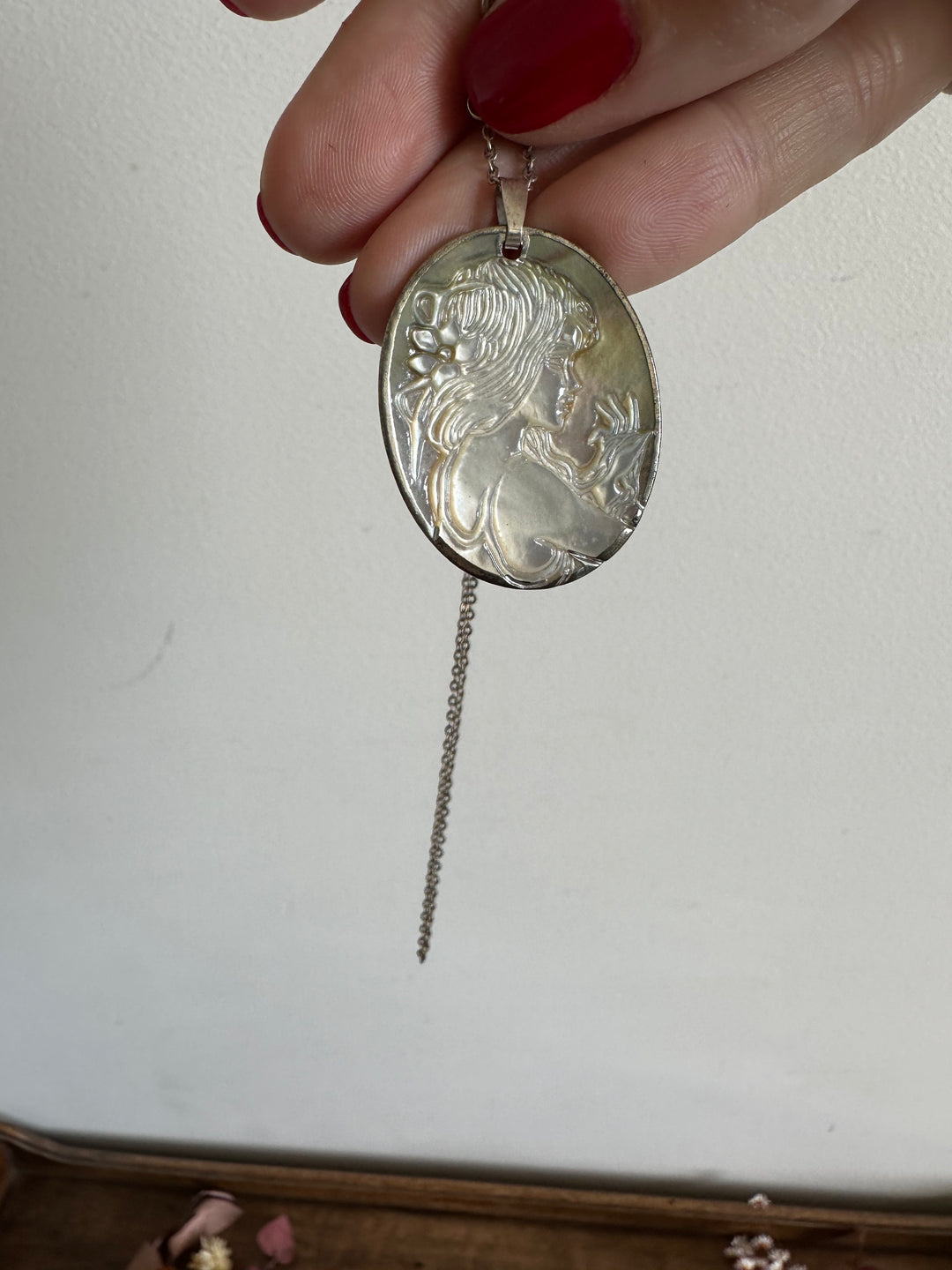 Médaillon collier en nacre et argent portrait jeune femme