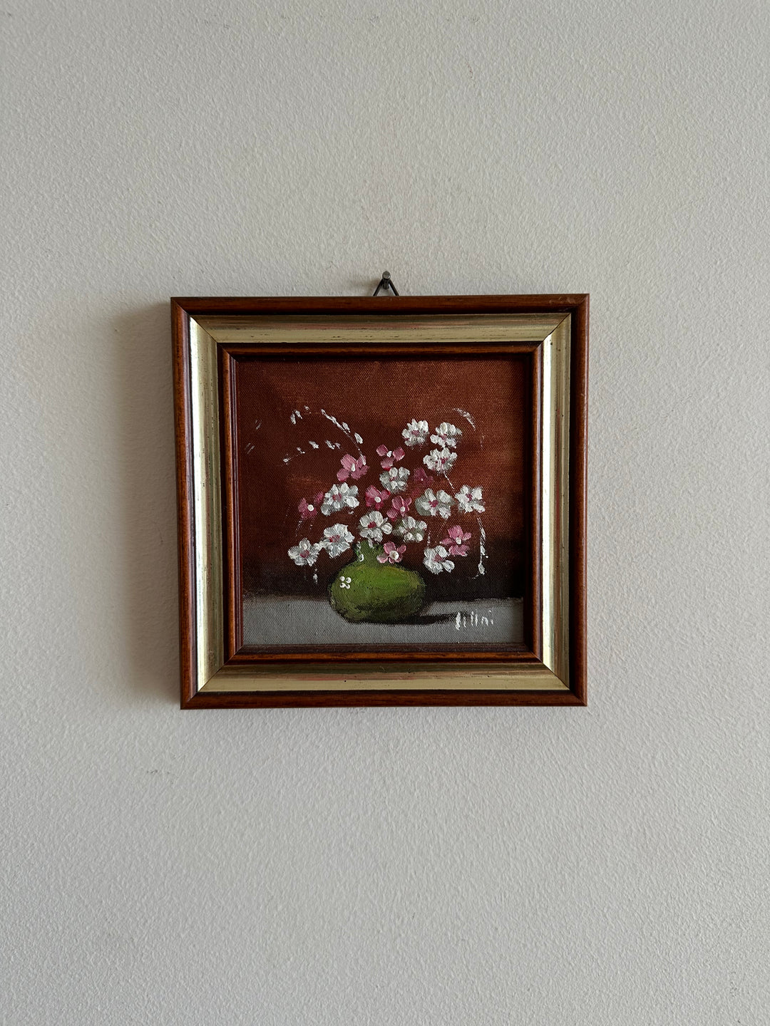 Peinture sur tissu signée fond bordeaux cadre en bois doré