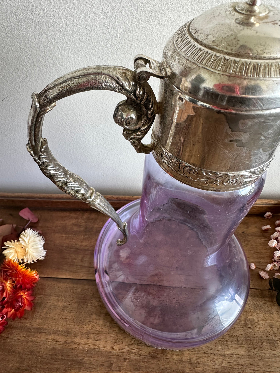 Carafe en verre violine bec et anse en métal argenté travaillés