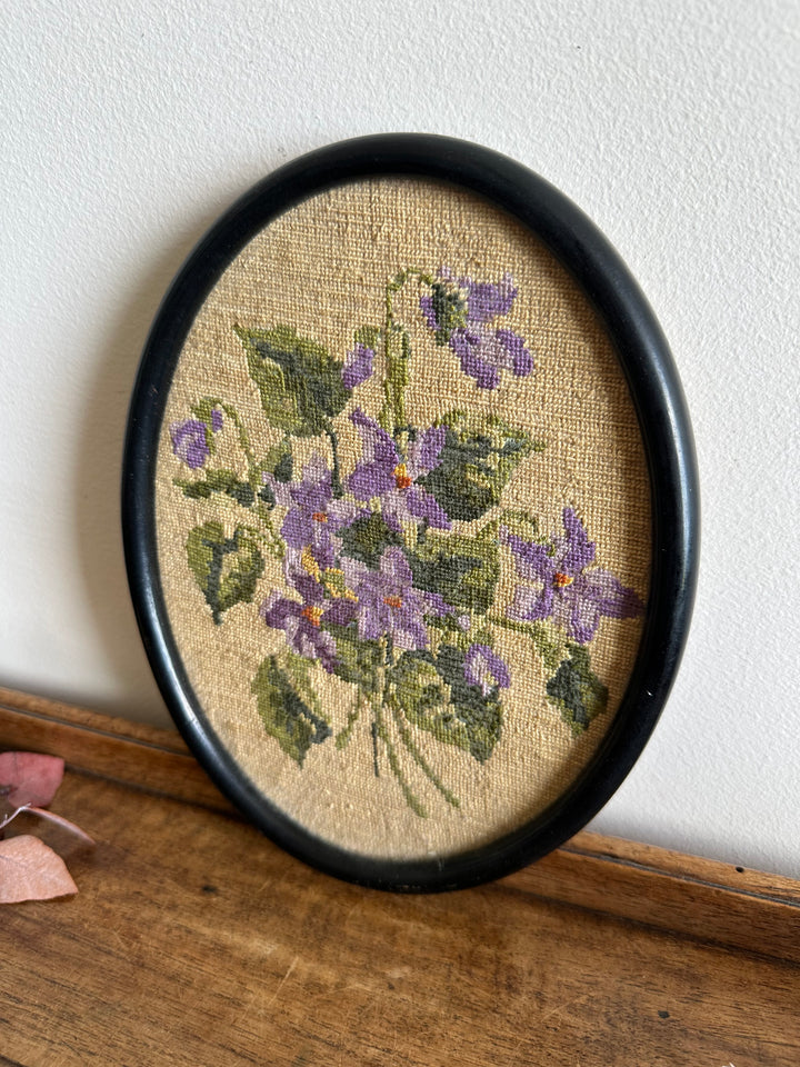 Broderie violettes cadre ovale en bois noir 1900