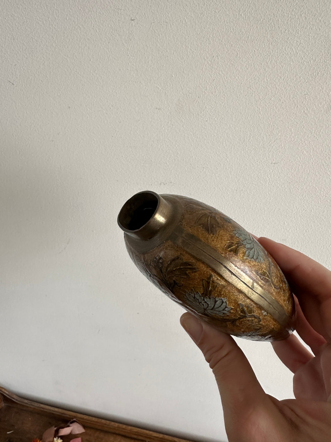 Vase en laiton émaillé motifs papillons