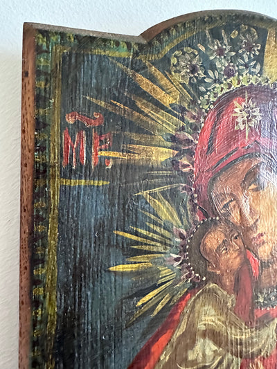 Icône peinte sur bois fronton arrondi de la vierge et l'enfant
