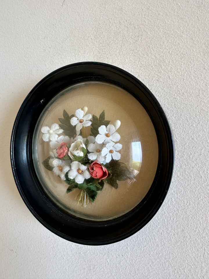 Fleurs en tissu sous verre bombé cadre rond noir