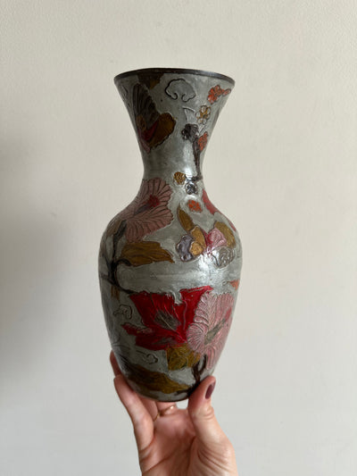 Vase en laiton émaillé fleurs rouge sur fond gris