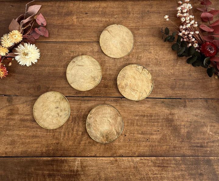 Sous-verres en nacre effet doré cerclés de laiton