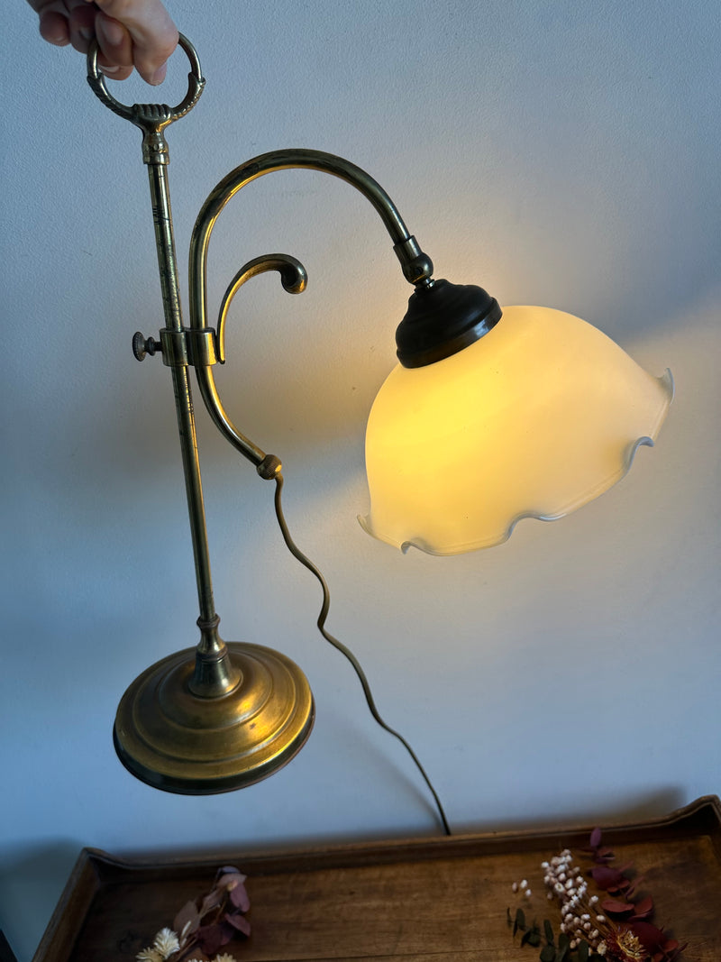 Lampe en laiton et opaline blanche