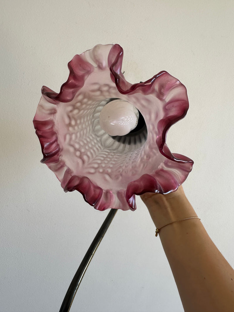 Lampe en laiton col de cygne globe tulipe rose