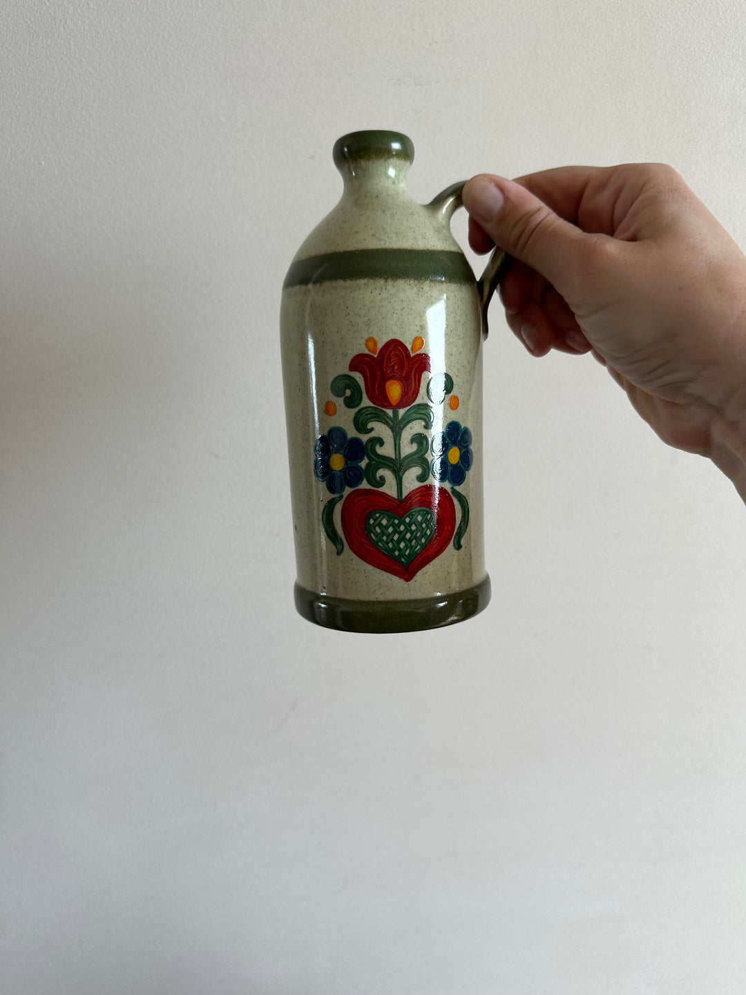 Bouteilles en grès Jasba décorées de fleurs rouges et bleues