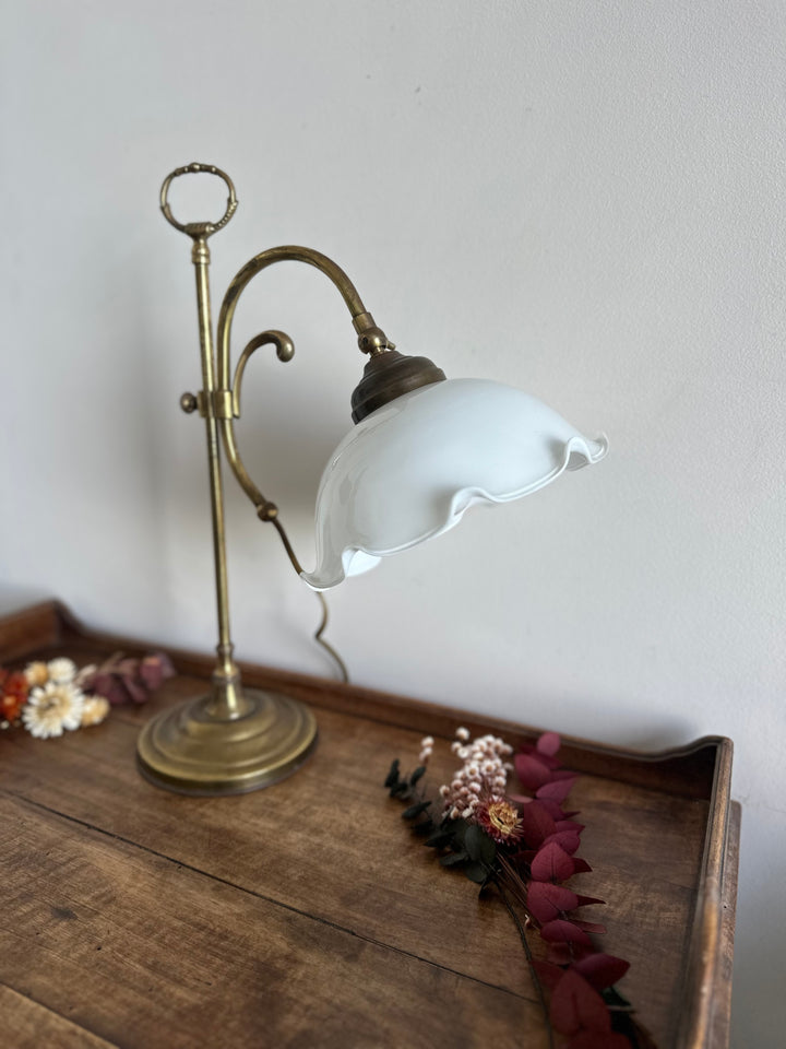 Lampe en laiton et opaline blanche