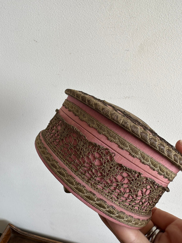 Bonbonnière en tissu XIX ème