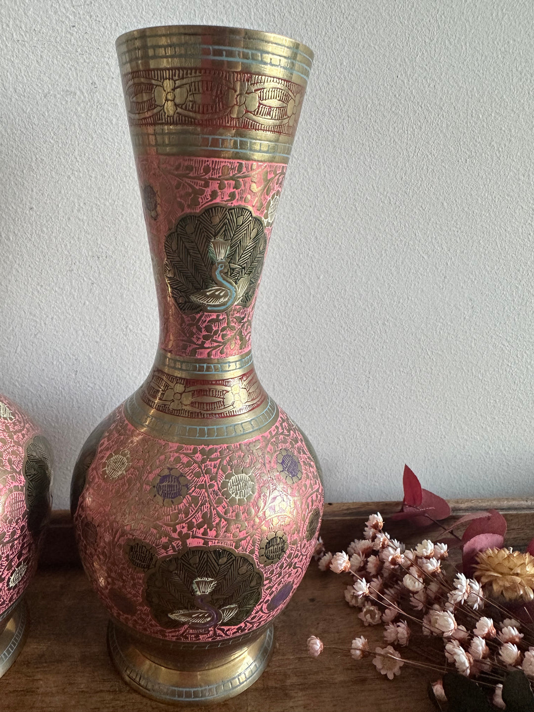 Vase en laiton repoussé tons roses