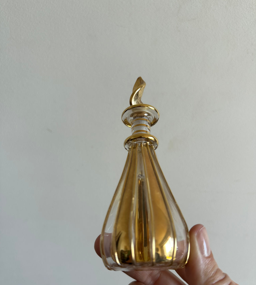 Fioles à parfum vintage dorées rondes