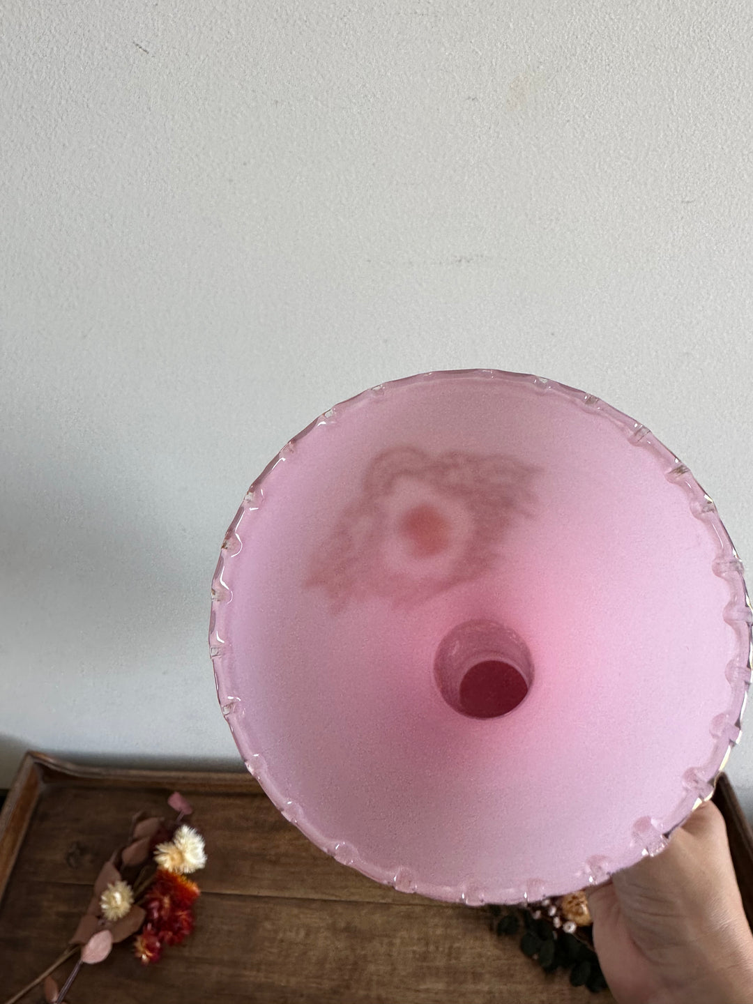 Vase en opaline rose serti d'un camé en résine