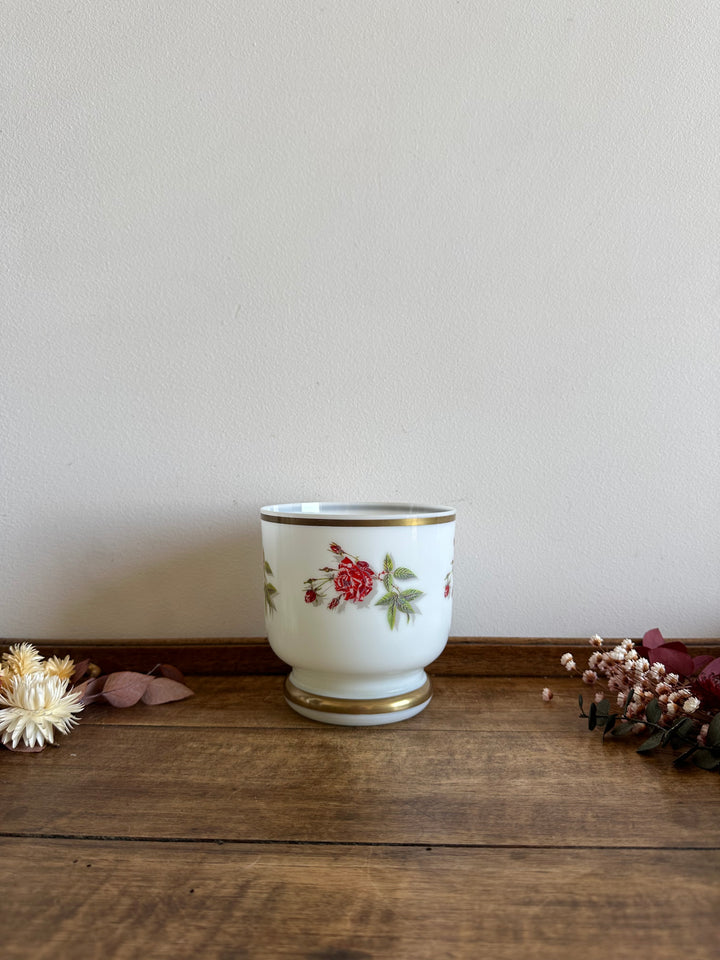 Cache-pot en opaline blanche motifs roses rouges