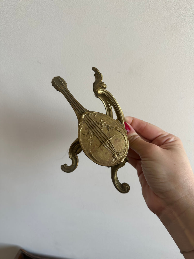Mandoline sur pied porte montre de gousset en régule doré