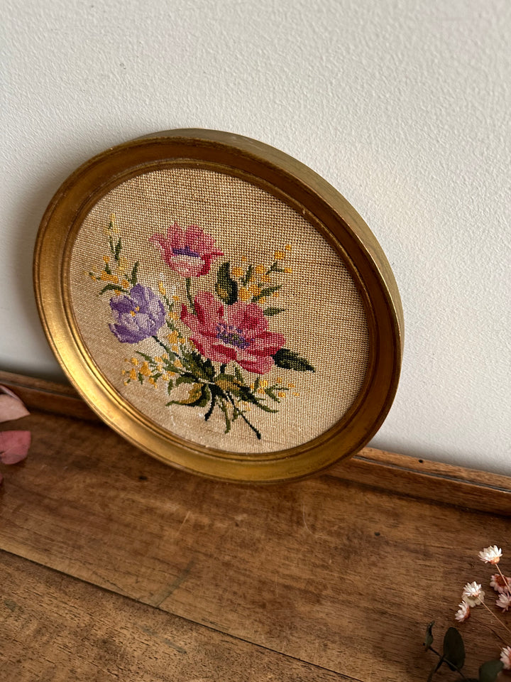 Broderie ancienne fleurs roses cadre rond en bois doré