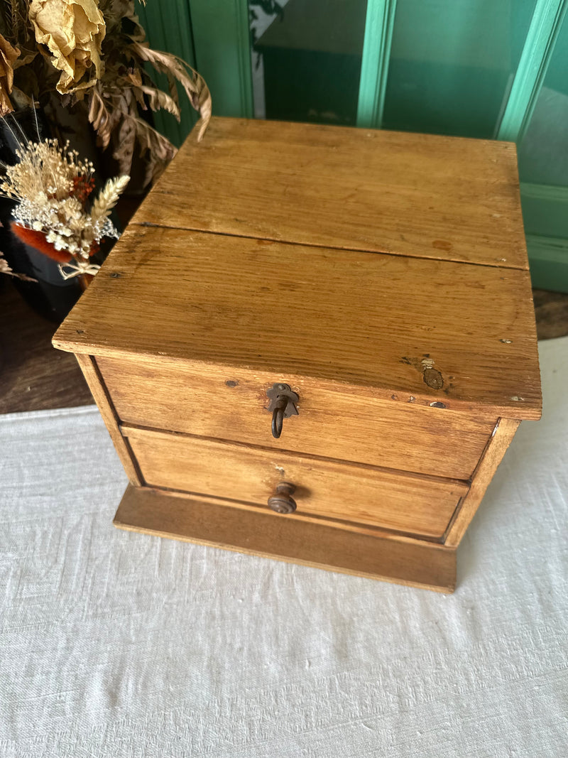 Boite de rangement artisanale en bois 1950