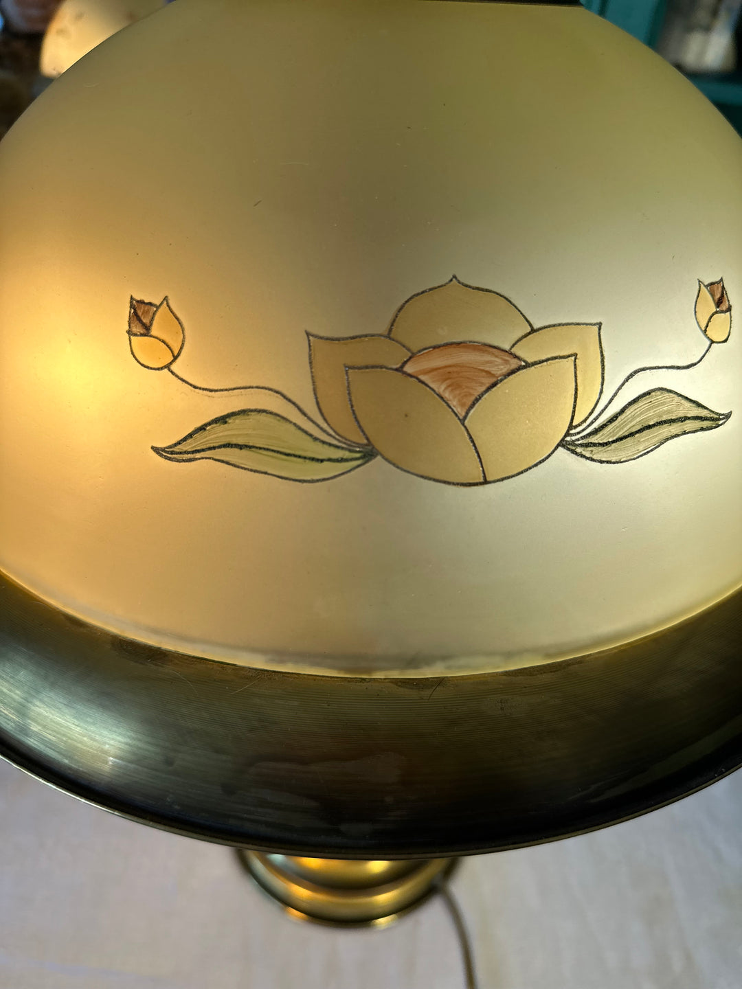 Lampe en laiton globe coupelle gravée de fleurs roses