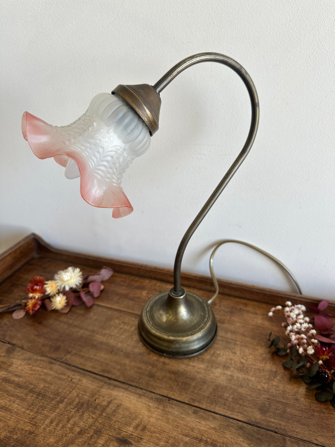 Lampe col de cygne en laiton globe tulipe couleur rose orangé