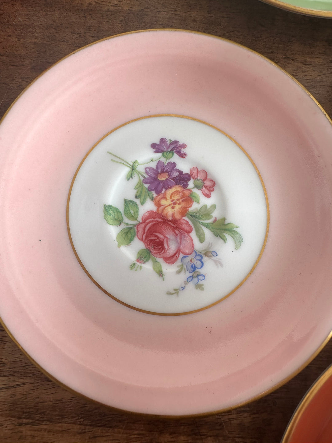 Service à café fleuri en porcelaine colorée