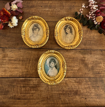 Trio de portraits sur soie dans leurs cadres  épais en bois doré