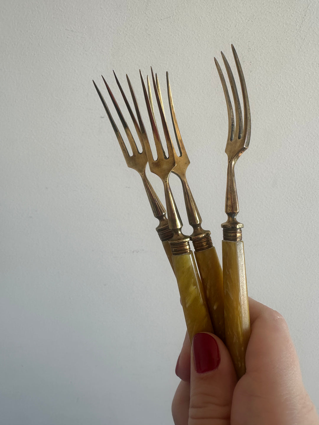 Couverts à dessert en laiton et bakelite jaune marbré